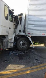 Leia mais sobre o artigo Colisão entre dois caminhões deixa três pessoas feridas em Cordeiro