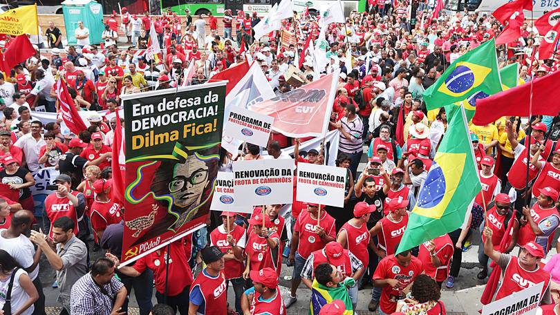 Você está visualizando atualmente Ato desta quinta ficou dividido entre apoiadores e críticos de Dilma