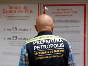 Leia mais sobre o artigo Procon encontra irregularidades em agências bancárias de Petrópolis