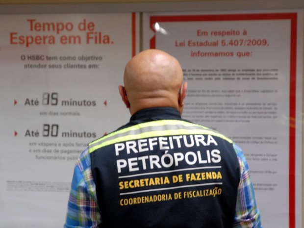 Você está visualizando atualmente Procon encontra irregularidades em agências bancárias de Petrópolis
