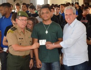 Leia mais sobre o artigo Jovens cordeirenses são dispensados do serviço militar e prestam juramento à Bandeira Nacional