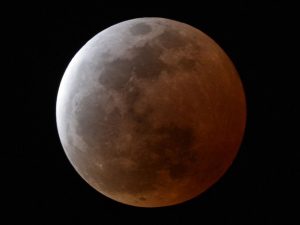 Leia mais sobre o artigo Superlua e eclipse total ocorrem ao mesmo tempo na noite deste domingo
