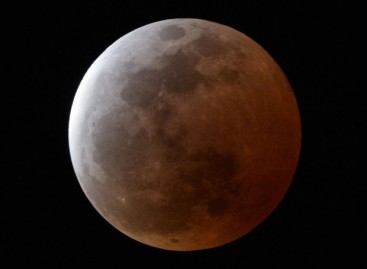 Você está visualizando atualmente Superlua e eclipse total ocorrem ao mesmo tempo na noite deste domingo