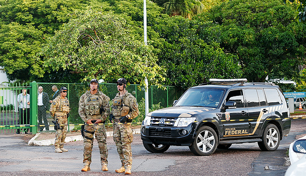 Você está visualizando atualmente Polícia Federal cumpre mandado de busca e apreensão na casa de Cunha