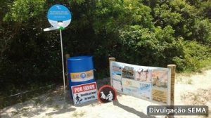 Leia mais sobre o artigo Praias de Cabo Frio recebem placas educativas com bobinas de sacolas plásticas