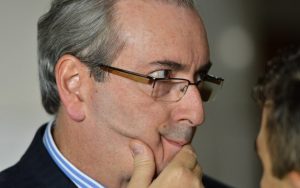 Leia mais sobre o artigo Eduardo Cunha pode abrir mão do cargo para salvar o mandato de deputado