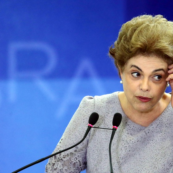 Você está visualizando atualmente Dilma tenta segurar PSD e PTB na base do governo