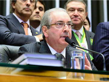 Você está visualizando atualmente Cunha levará processo de impeachment para Renan nesta terça