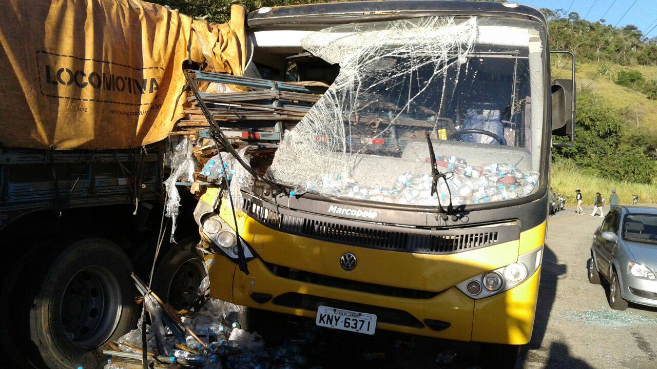 Você está visualizando atualmente Acidente grave envolvendo um ônibus escolar e um caminhão em Cantagalo mata uma criança e deixa outras feridas