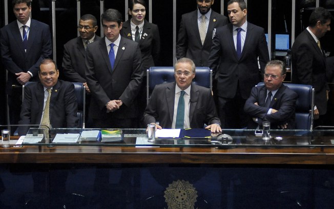 Você está visualizando atualmente Senadores discutem pedido de impeachment contra a presidente Dilma Rousseff