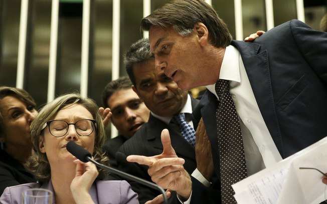 Você está visualizando atualmente Bolsonaro reedita briga com deputada em sessão sobre violência contra a mulher