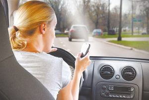 Leia mais sobre o artigo Usar o celular ao volante será infração gravíssima
