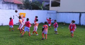Leia mais sobre o artigo Projeto Brincando na Rua atende Escolinha do Léo Moura