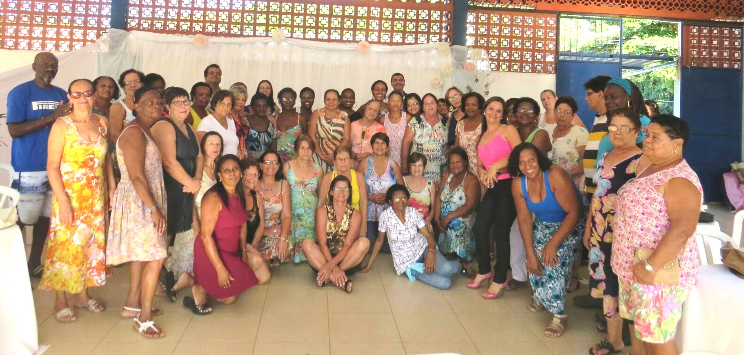 Você está visualizando atualmente Secretaria homenageia mulheres do Grupo Flor de Ipê em Macuco
