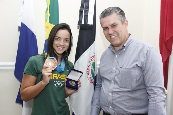 Você está visualizando atualmente Prefeito Rogério Cabral recebe nadadora classificada para as Olimpíadas