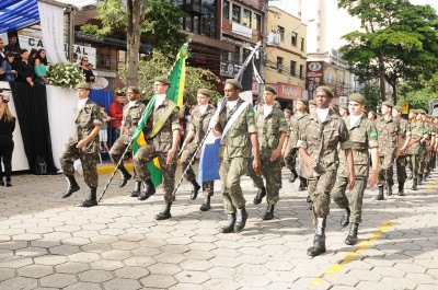 Você está visualizando atualmente Desfile cívico-militar marca os 198 anos de Nova Friburgo