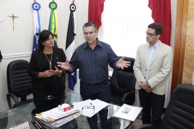 Você está visualizando atualmente Prefeito Rogério Cabral recebe comissão de aprovados do concurso público de 2015