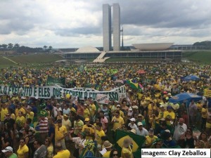 Leia mais sobre o artigo Milhares de pessoas vão às ruas pedir o impeachment de Dilma Rousseff