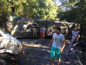 Leia mais sobre o artigo Ônibus com juvenil do Vasco tomba e interdita RJ-116, em Cachoeiras de Macacu; 22 ficaram feridos