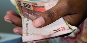 Leia mais sobre o artigo Novo salário mínimo tem impacto de R$ 12,7 bilhões nas contas do governo em 2018