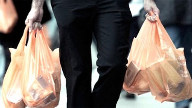 Você está visualizando atualmente Proibição de sacolas plásticas em supermercados do RJ começa a valer