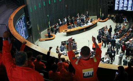 Você está visualizando atualmente Câmara derruba obrigatoriedade da Petrobras na exploração do pré-sal