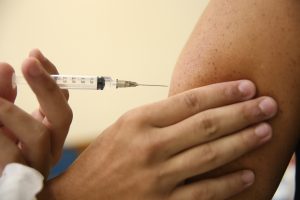 Leia mais sobre o artigo Mais da metade dos brasileiros adultos já estão imunizados contra a Covid-19