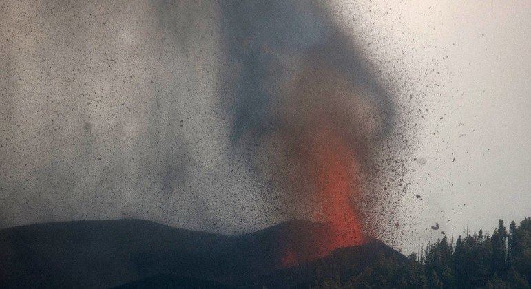 Você está visualizando atualmente Lava lançada pelo vulcão Cumbre Vieja destrói 166 casas em La Palma