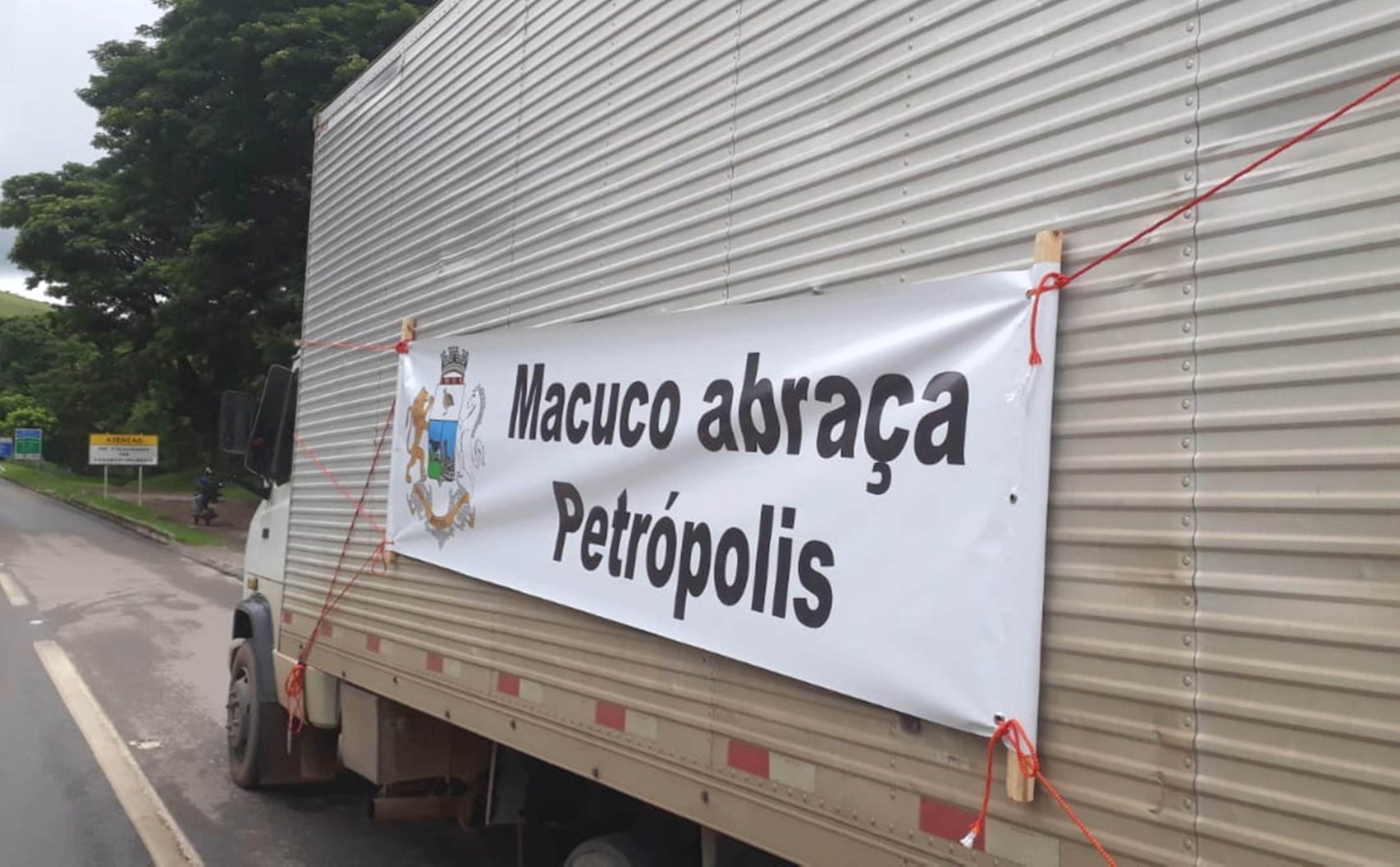 Você está visualizando atualmente Um caminhão carregado de solidariedade, donativos de Macuco são enviados a Petrópolis