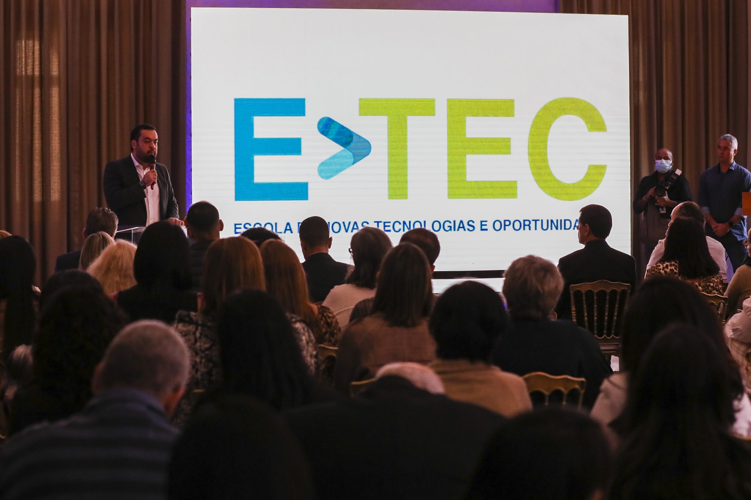 Você está visualizando atualmente Governador Cláudio Castro lança projeto E-Tec para modernizar 50 Cieps do estado