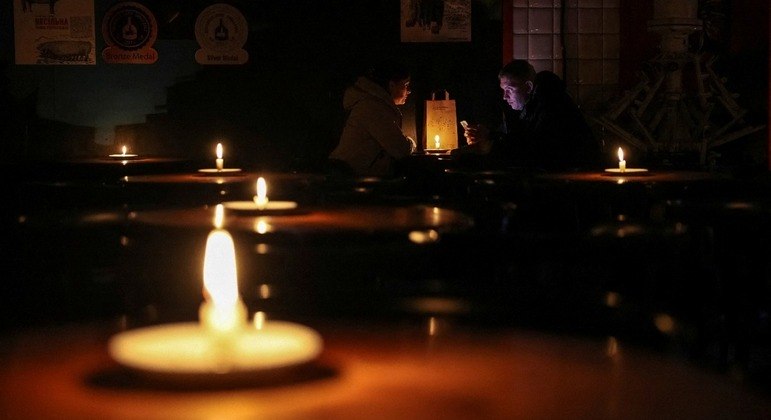 Você está visualizando atualmente Mais de 500 cidades da Ucrânia ficam sem eletricidade após bombardeios russos