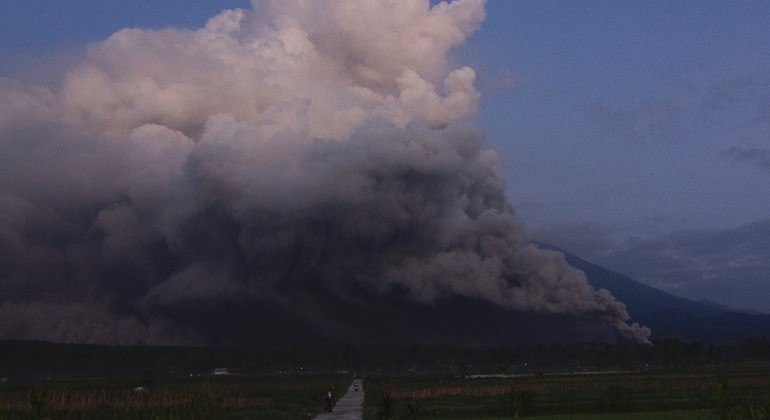 Você está visualizando atualmente Erupção do vulcão monte Semeru põe Indonésia em alerta máximo; quase 2.000 pessoas deixam aldeias